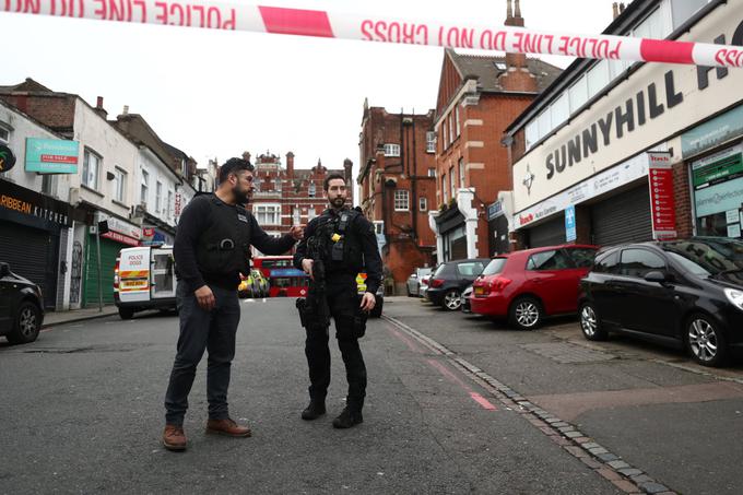 Priče na družbenih omrežjih navajajo, da so slišale tri strele, več ljudi pa naj bi na kraju incidenta oskrbelo zdravstveno osebje. | Foto: Reuters