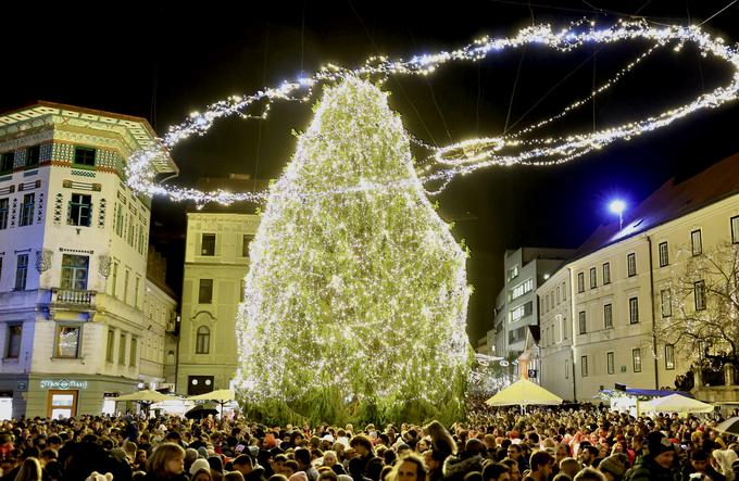 Prešernov trg je lani decembra krasila smreka Tina. | Foto: Ana Kovač