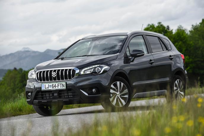 Suzuki SX4 s-cross hybrid | SX4 s-cross zagotovo ni zmagovalec na modni brvi, a z veliko opreme, štirikolesnim pogonom in zdaj še hibridno tehniko je skoraj brez konkurence pri tem, kaj ponuja za takšen denar. | Foto Gašper Pirman