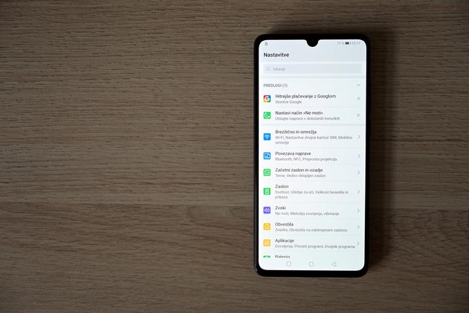 Zaslon je ravno prav velik za eno roko in z ravno prav velikimi robovi, da ni neželenih registracij dotika. EMUI je v redu, a lahko bi bil za odtenek bolj preprost. Iskanje nekaterih nastavitev vzame preveč časa. | Foto: Peter Susič