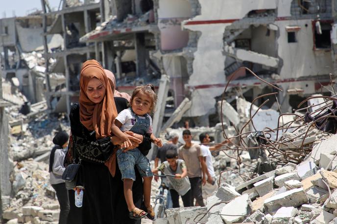 Han Junis | Izraelske sile so civiliste pozvale, naj se preselijo v humanitarno cono, ki je bila na novo oblikovana. | Foto Reuters