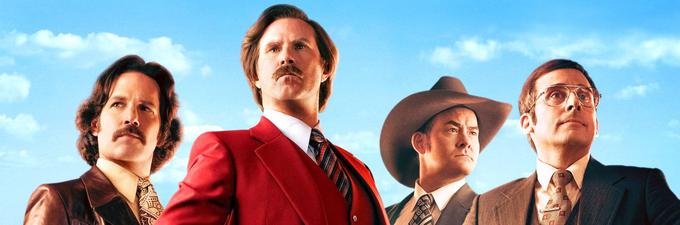 Sedemdeseta so za njim in legendarni voditelj poročil iz San Diega Ron Burgundy se vrne za pisalno mizo. Ko mu službo spelje žena in sovoditeljica Veronica, mora Ron zbrati poročevalsko ekipo in se zoperstaviti novemu tekmecu. • V videoteki DKino. | Foto: 