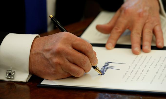 Donald Trump je obljubljal tudi omejitev priseljevanja iz muslimanskih držav, odloke v zvezi s tem bo po napovedi podpisal jutri. | Foto: Reuters