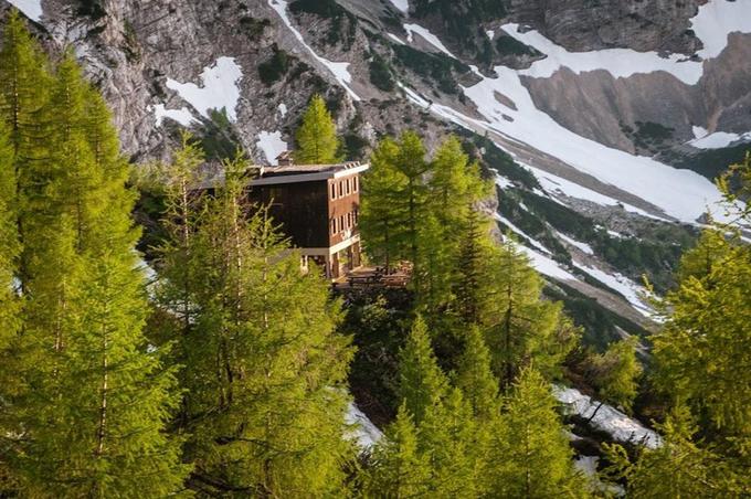 Kranjska koča na Ledinah (1700 m n.v.) poleg ustaljene planinske ponudbe ponuja tudi koncerte klasične glasbe. V tem je edinstvena v tem prostoru. | Foto: 