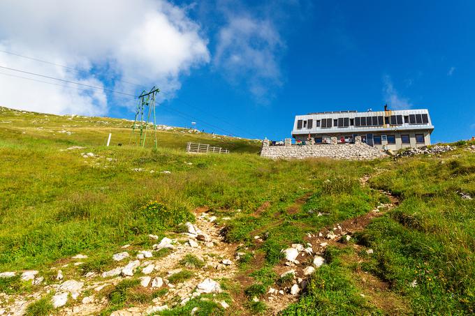 V rezervacijski sistem prenočevanja je vključenih 14 planinskih koč, tudi Kamniška koča na Kamniškem sedlu. | Foto: Matic Klanšek Velej/Sportida