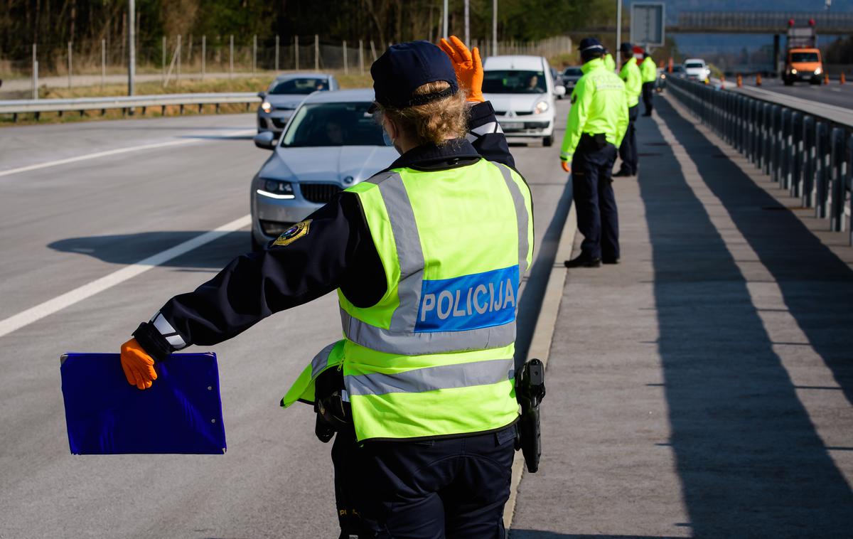 slovenska policija kontrola koronavirus meja | Vozniku, ki ima več kot 0,52 miligrama alkohola v litru izdihanega zraka ali 1,10 grama alkohola na kilogram krvi, se poleg globe izreče tudi 18 kazenskih točk. Enaka sankcija velja tudi za voznike, ki na zahtevo policista odklonijo preizkus ali strokovni pregled ugotavljanja prisotnosti alkohola, mamil, psihoaktivnih zdravil in drugih psihoaktivnih snovi v organizmu. | Foto STA