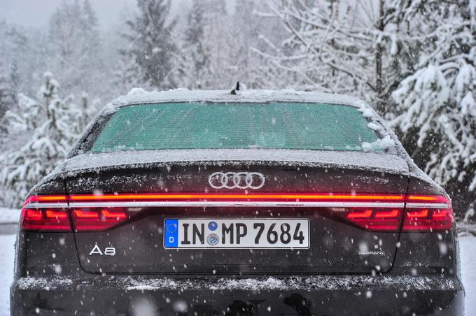 Eden izmed aktivnih asistenčnih sistemov je tudi asistenca, ki voznika opozori, da bo na primer pri parkiranju s kolesom zadel robnik.  | Foto: Gašper Pirman