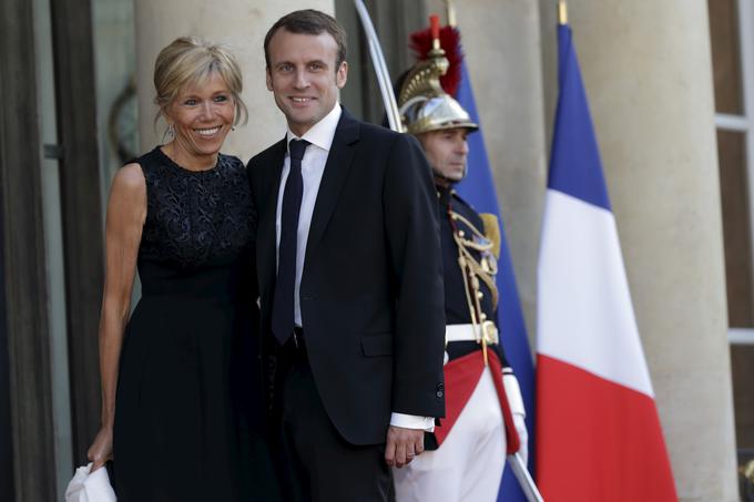 Macron ima tudi zanimivo zasebno življenje. Ko je bil star 15 let je v srednji šoli spoznal svojo 24 let starejšo učiteljico Brigitte Trogneux. Uradno sta postala par, ko je dopolnil 18 let. Poročila sta se leta 2007, ko je bilo njemu 20, njej pa 54 let. Emmanuelu in Brigitte se v zakonu ni rodil noben otrok, ima pa Brigitte tri otroke iz prejšnjega zakona ter že sedem vnukov in vnukinj. | Foto: Reuters