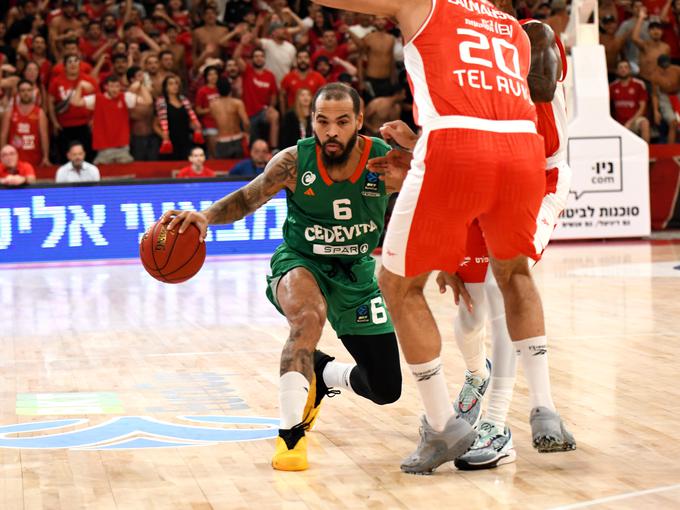 Cedevita Olimpija je bila večino tekme nemočna, Justin Cobbs je bil na koncu s 15 točkami najbolj učinkovit. | Foto: Tine Ružič/Cedevita Olimpija