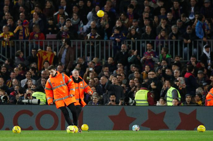 el clasico, žoge | Takole so varnostniki lovili žoge, ki so med tekmo priletele s tribun. | Foto Reuters