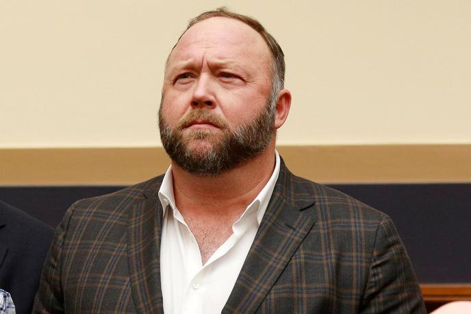 Alex Jones, Infowars | Alexa Jonesa so v preteklosti zato, ker je tudi v občutljivih časih, na primer po strelskih pohodih v ZDA, služil na račun širjenja lažnih novic, večkrat oklicali za vojnega dobičkarja. | Foto Reuters