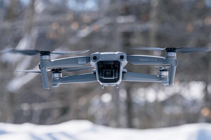 Kitajski proizvajalec dronov DJI je ob napovedi umika z ruskega in tudi ukrajinskega trga previdno poudaril, da njihova odločitev o umiku z ruskega in ukrajinskega trga "ni komentar katerekoli od držav, temveč zgolj poslovna odločitev zaradi spoštovanja lastnih načel", je poročala tiskovna agencija Reuters. Kot razlog za umik so namreč navedli dejstvo, da tako Rusi kot Ukrajinci v vojni uporabljajo njihove drone.  | Foto: Unsplash