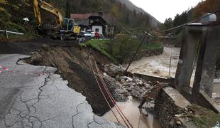 Tržičani po vremenskih ujmah v službo prek brvi