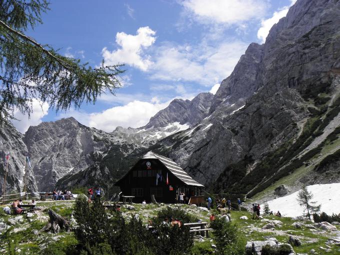 Češka koča na Spodnjih Ravneh je kot stara mamka z dušo, jo je opisala njena oskrbnica Karmen Karničar. | Foto: 