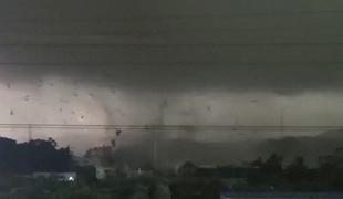 Na Kitajskem tornado terjal pet žrtev #video