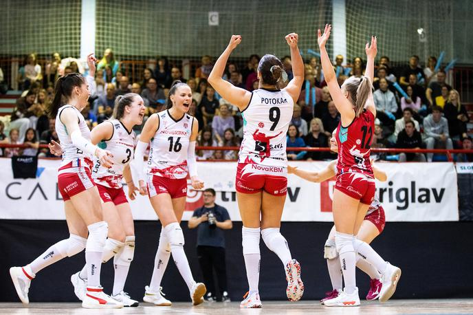 Calcit Volley Nova KBM Branik finale 3. tekma | Mariborčanke so v Kamniku rešile štiri zaključne žoge, po hudem boju zmagale in serijo preselile v Maribor. Četrta tekma bo v četrtek. | Foto Matic Klanšek Velej/Sportida