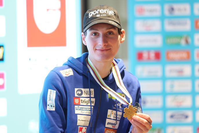 Domen Prevc | Domen Prevc je bil vesel zlate medalje na SP v poletih na Kulmu. | Foto www.alesfevzer.com