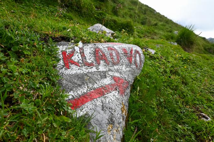 Po grebenu v smeri vzhoda, proti Kladivu | Foto: Matej Podgoršek