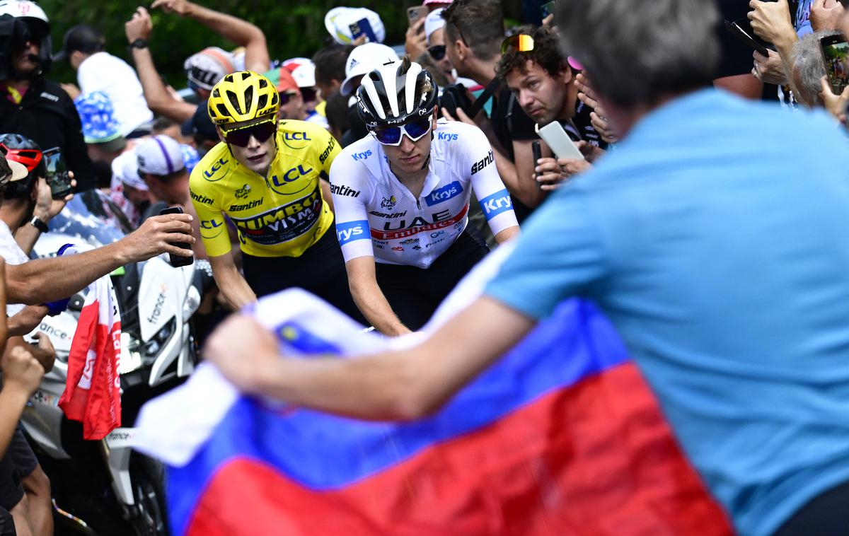 Tadej Pogačar TDF 2023 |  Bernard Papon, fotograf francoskega časnika L'Equipe, ki je bil včeraj na motorju, ta je preprečil silovit napad Tadeja Pogačarja na zadnjem vzponu in bil zato kaznovan, se je danes opravičil in pojasnil svojo plat zgodbe.   | Foto Reuters