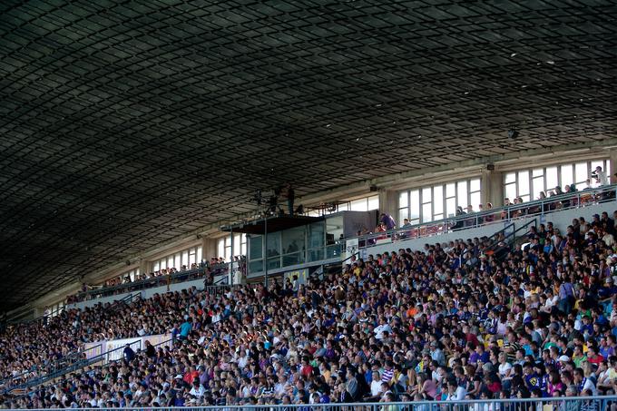 Prenove je potrebna zahodna tribuna Ljudskega vrta, ki je bila zgrajena leta 1962. | Foto: Vid Ponikvar