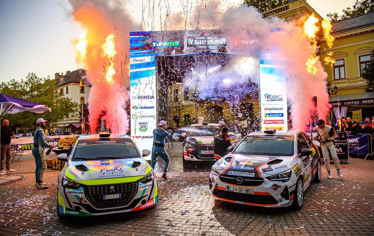 Reli Mark Škulj ERC | Zmagovalni oder za najhitrejše tri mladinske posadke iz Madžarske. Mladinski prvak je z zmago postal Romun Nobert Maior, drugi je Italijan Roberto Dapra (oba peugeot 208 rally4), tretja tokrat Mark Škulj in Matej Čar (opel corsa rally4). | Foto Red Bull