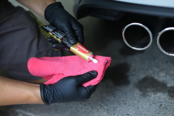 Polirna pasta na krpo in nato nad izpušno cev. Krpe so eden najbolj potrošnih materialov pri tovrstnem čiščenju. | Foto: Gregor Pavšič