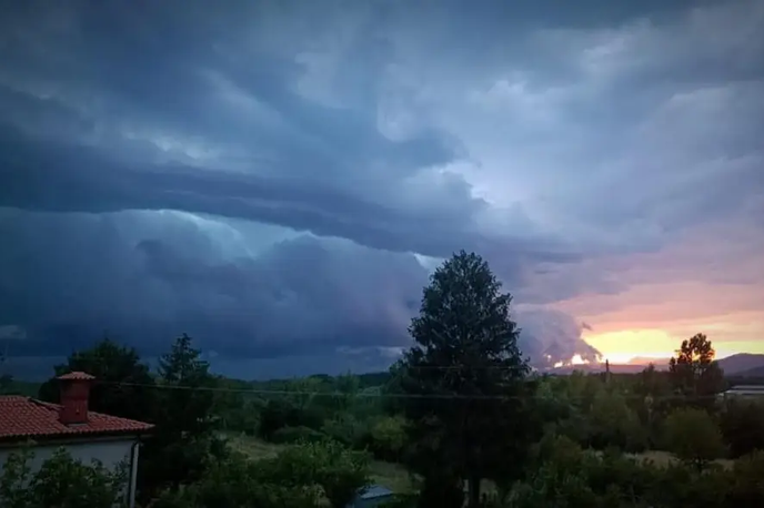 Nevihte | Do petka zjutraj lahko v zahodni polovici Slovenije pade od 90 do 140, drugod od 50 do 90 litrov dežja na kvadratni meter. | Foto Amela Talić/Meteoinfo