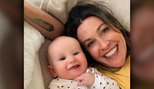 Alanis Morissette poskuša "odšolati" otroke #video