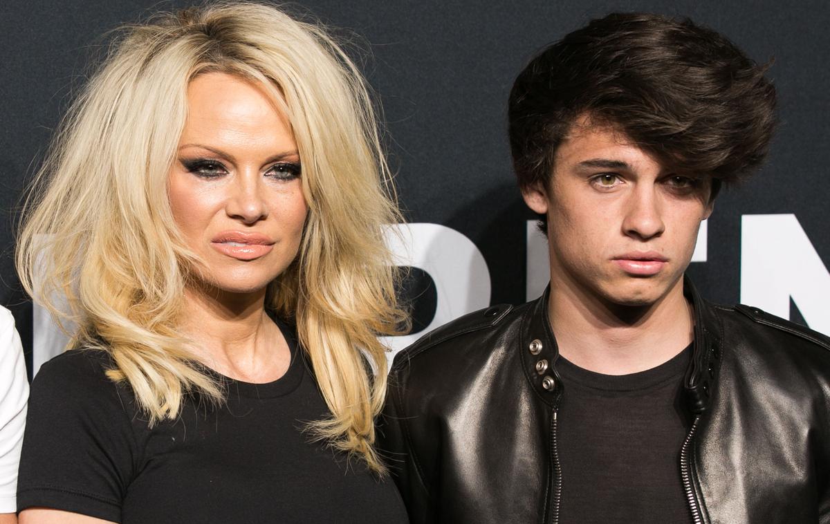 pamela anderson, dylan lee | Foto Cover Image