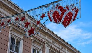 V Beogradu že postavljajo novoletno razsvetljavo #foto