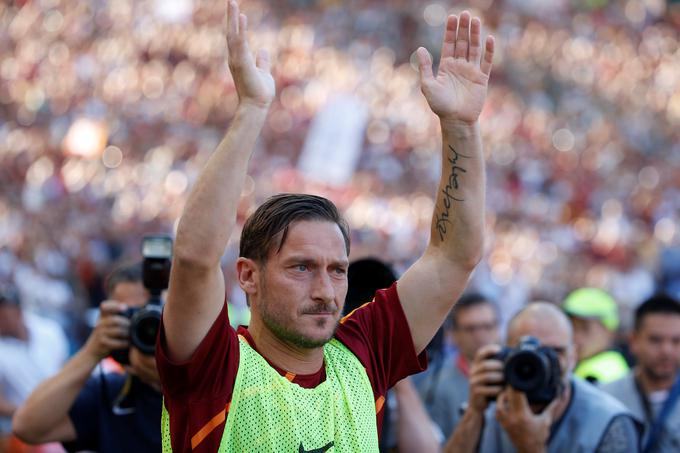 Italijanski nogometaš Francesco Totti se je po 786 tekmah in 307 zadetkih pred dnevi pri 40 letih poslovil od italijanskega nogometnega velikana Rome. Za sinove volkulje je igral kar 25 sezon in z njimi leta 2001 osvojil edini italijanski naslov, dvakrat pa je bil tudi italijanski pokalni prvak (2007, 2008).
Tako kot Buffon je bil tudi Totti del italijanske izbrane vrste, ki si je leta 2006 v Nemčiji pokorila svet. V slovitem finalu proti Franciji so azzurri do naslova svetovnih prvakov prišli po streljanju z bele točke. 
 | Foto: Reuters