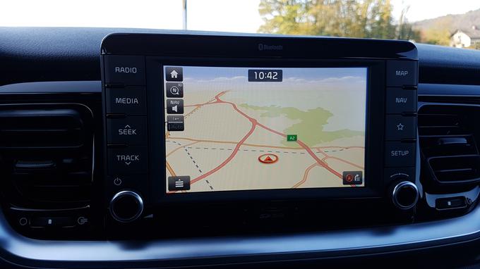 Digitalni zaslon je serijski v vseh stonicih, navigacija je doplačljiva. | Foto: Gregor Pavšič