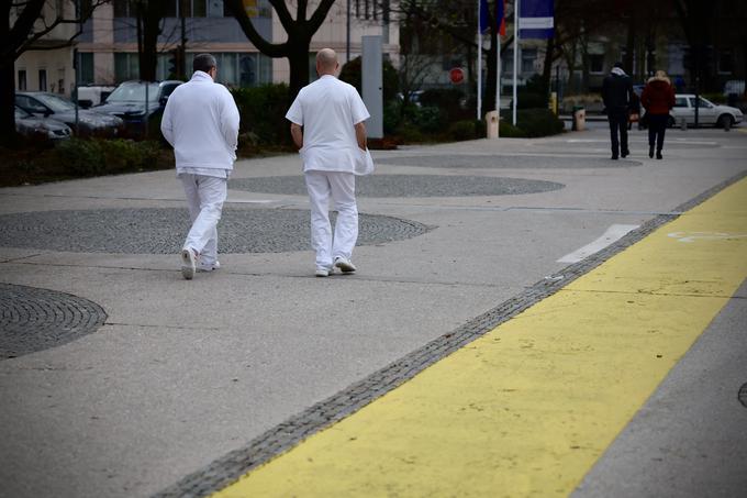 Rezultati raziskave kažejo, da se vprašanim izmed očitkov vladi najbolj utemeljen zdi očitek o slabih razmerah v zdravstvu. Izbralo ga je 22,2 odstotka vprašanih. | Foto: Ana Kovač