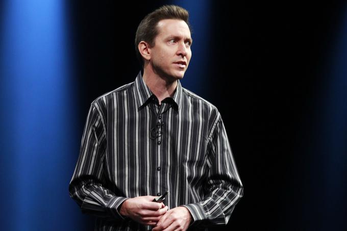 Scott Forstall je za Steva Jobsa delal od leta 1992, ko je Jobs po začasni izobčenosti iz Appla poveljeval svojemu podjetju NeXT, pa do Jobsove smrti leta 2011. Po tem je pri Applu ostal še eno leto, oktobra 2012 pa je podjetje zapustil. Temu je domnevno botroval spor z novim direktorjem Appla Timom Cookom. | Foto: Reuters