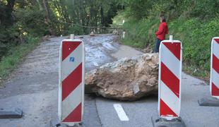 Zaradi nalivov zemeljski in skalni plazovi, zalivanje kleti ... #video