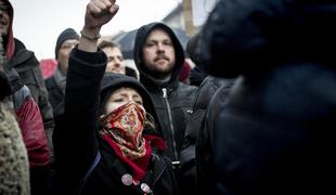 Napeto v Ljubljani: protestnike je ločila policija (foto in video)