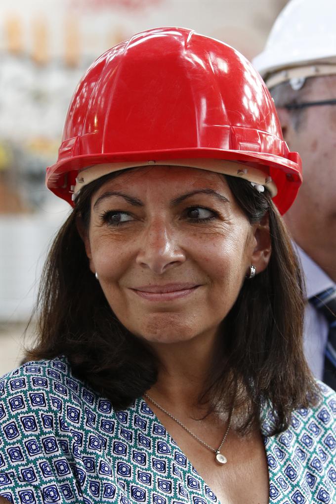 Pariška županja Anne Hidalgo poskuša zmanjšati količino avtomobilov na ulicah francoske prestolnice, kar bi imelo vpliv tudi na boljše ozračje v mestu.  | Foto: Reuters