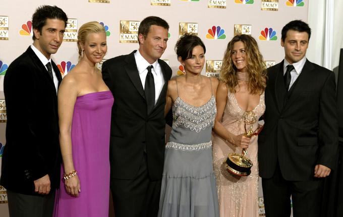 David Schwimmer, Lisa Kudrow, Matthew Perry, Courteney Cox, Jennifer Aniston in Matt LeBlanc so v času največje priljubljenosti humoristične nanizanke Prijatelji veljali za najbolje plačane televizijske igralce na svetu. A ogromno denarja so po zaslugi ponovnih predvajanj in licenčnine za Prijatelje, ki so jo plačevale storitve, kot je Netflix, zaslužili tudi v zadnjih letih. Po ocenah iz leta 2015 naj bi v žepe vsako leto pospravili dodatnih 20 milijonov ameriških dolarjev.  | Foto: Reuters