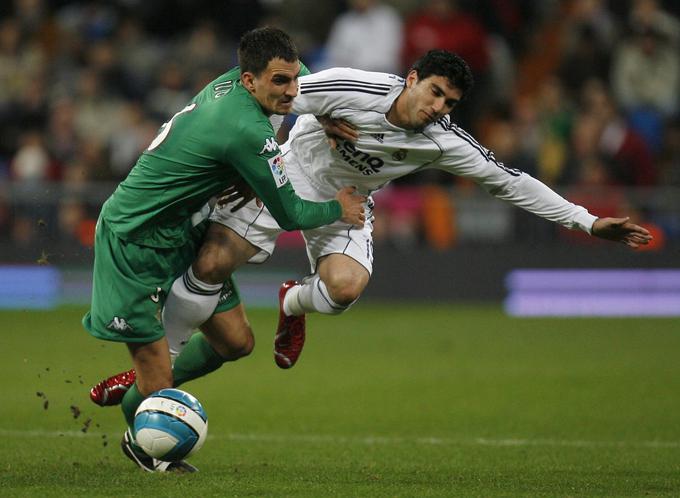 V dresu Betisa v dvoboju s pred kratkim tragično preminulim Josejem Antoniom Reyesom, takratnim zvezdnikom Real Madrida. | Foto: Reuters