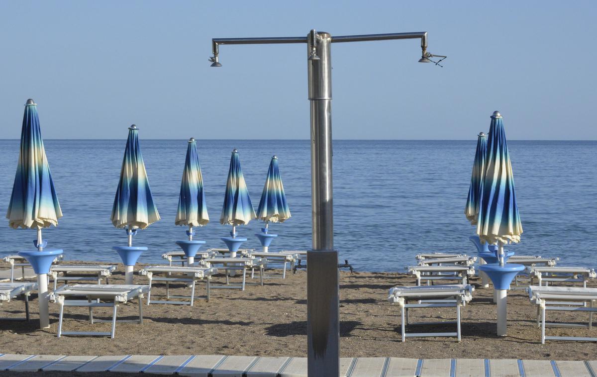 Plaža tuš | Na javnih kopališčih v upravljanju občinskih komunalnih podjetij bodo spet začele delovati prhe. | Foto Getty Images