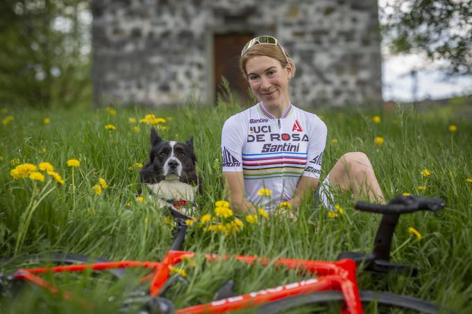 "Ko kombiniraš službo in šport, je zelo pomembno, da najdeš trenerja, ki te razume in ki zna trening prilagoditi tebi in tvojemu življenjskemu slogu. Preprosto nimam neomejeno časa, da bi ga toliko namenjala kolesu." | Foto: Bojan Puhek