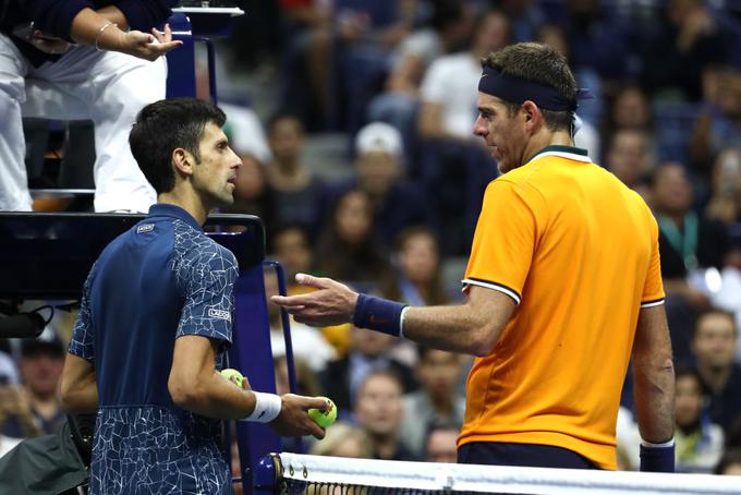 Novak Đoković se je v osmi igri, ko mu je šlo najbolj za nohte, pritoževal nad žogicami in prekinil igro. Je s tem želel prekiniti ritem nasprotnika? | Foto: Guliverimage/Getty Images