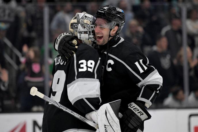 Anže Kopitar | Anže Kopitar in njegovi Kralji so si z zmago nad Calgaryjem že zagotovili mesto v končnici lige NHL. | Foto Reuters