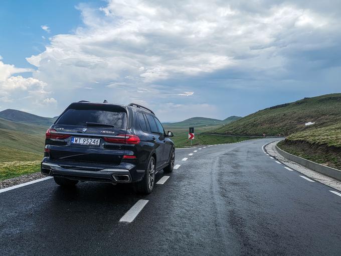 Ceste v gorah so izredno lepo ohranjene in pravi raj za voznike. Neskončno veliko zavojev in prečudovita narava - Transfagarašan ima močno konkurenco. | Foto: Gašper Pirman