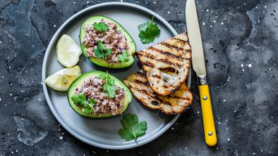 Recept: s tunino polnjen avokado