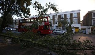 Nevihta v severni Evropi zahteva vse več življenj