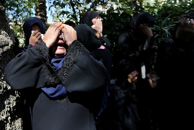 Svojci žalujejo za palestinskim kmetom, ki so ga še pred začetkom protestov ubili izraelski vojaki. | Foto: Reuters