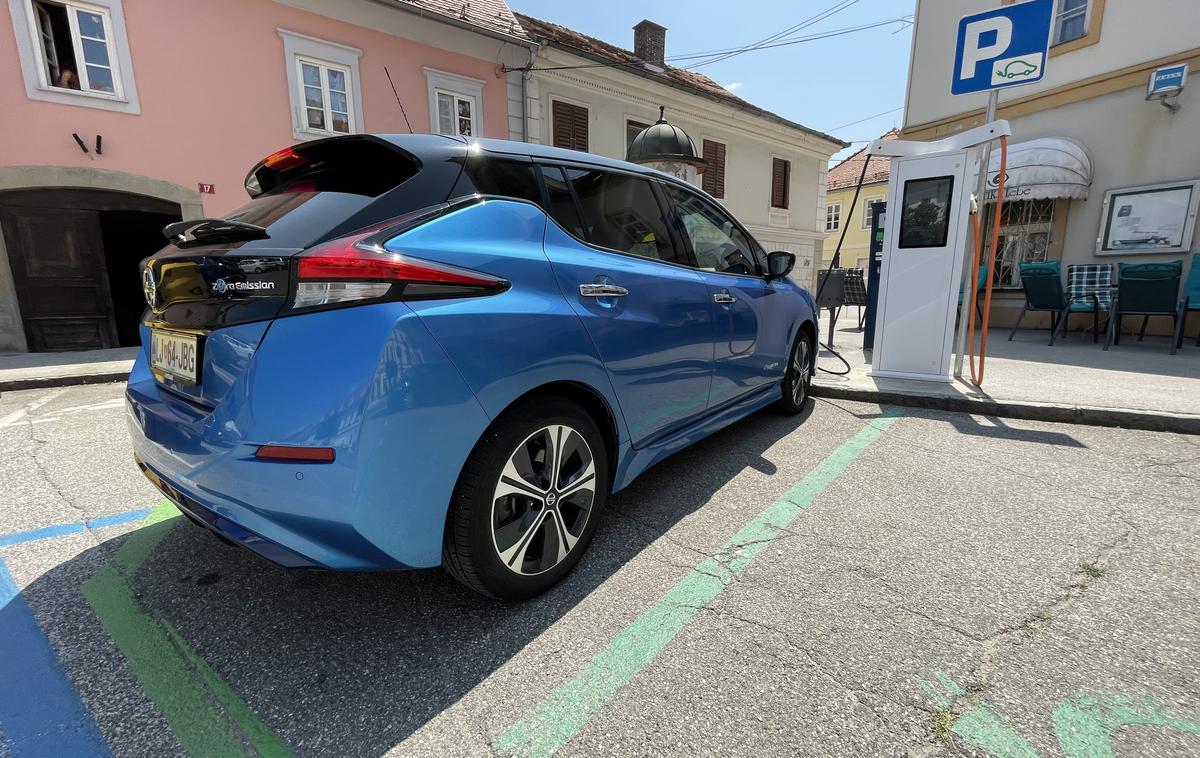 Nissan leaf električna polnilnica | Polnjenje električnega avtomobila sredi Slovenske Bistrice. Vsaka polnilnica še ni zares “prijazna” vozniku in v praksi so med njimi zelo velike razlike. | Foto Gregor Pavšič