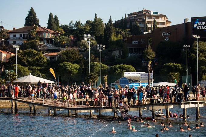 Takole je silna množica pogumnih skakalcev načela pomol v Portorožu. | Foto: Vid Ponikvar