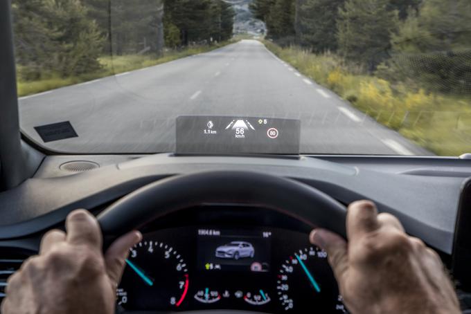 Ta prikazovalnik je Ford zdaj v Evropi uporabil prvič, a bi si iz uporabniške izkušnje veliko bolj želeli projekcije na vetrobransko steklo. | Foto: Ford